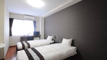 Twin Room | Desk, free WiFi, bed sheets