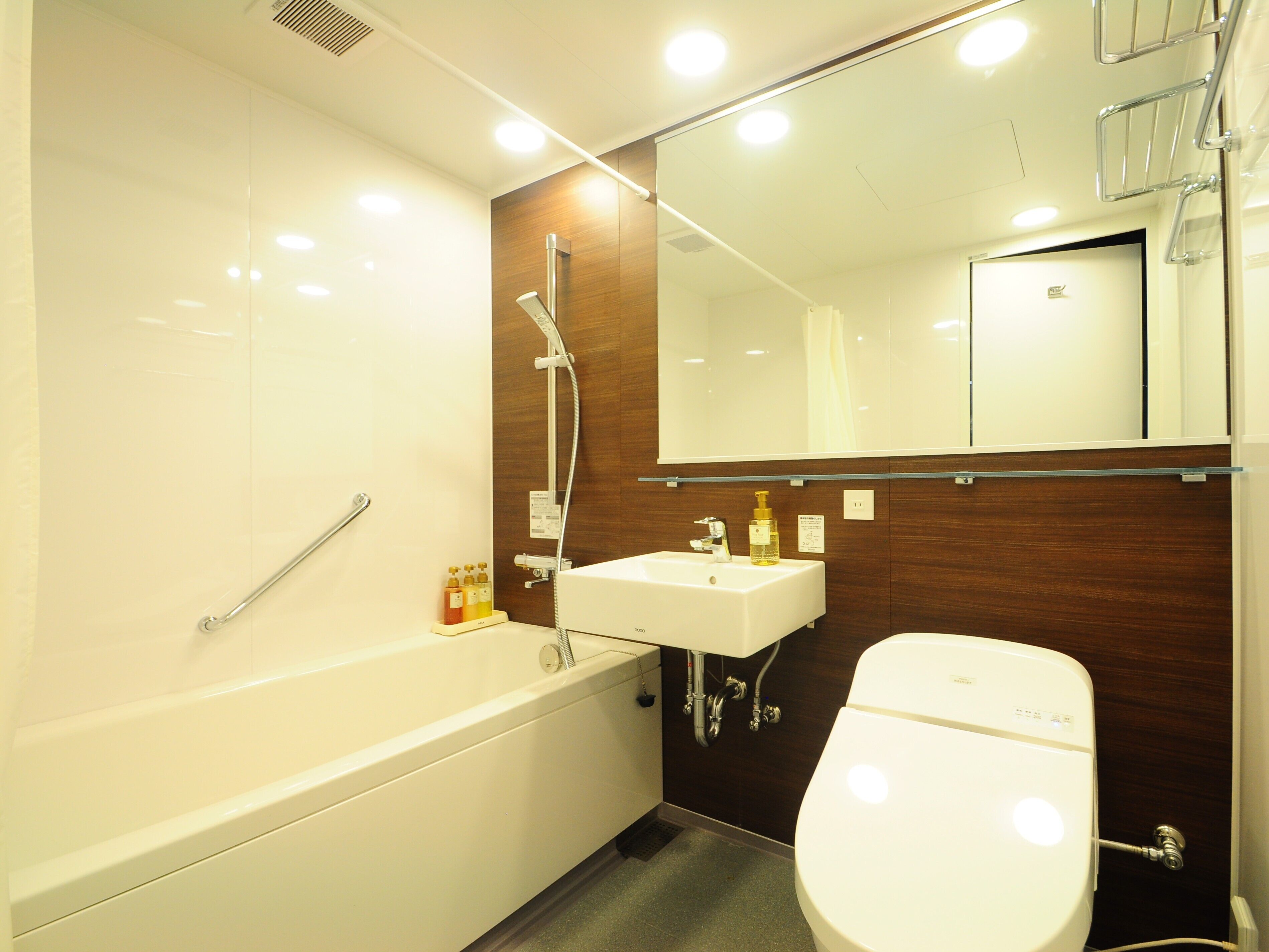 A modern bathroom with a bathtub, sink, and toilet.