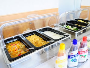 Un buffet proposant une variété de plats et d’accompagnements.