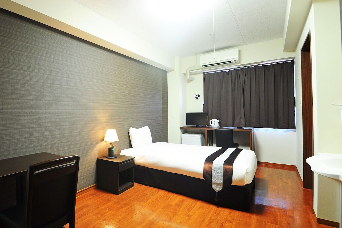 Desk, WiFi (free), bed sheets