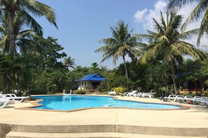 Outdoor pool, pool loungers - Rung Arun Resort (Ko Pha-ngan)