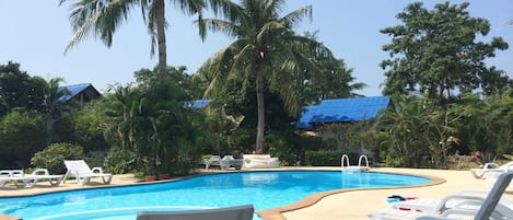 Piscine extérieure, chaises longues