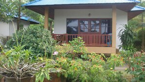 A small, single-story building with a blue roof and a balcony. - Rung Arun Resort (Ko Pha-ngan)