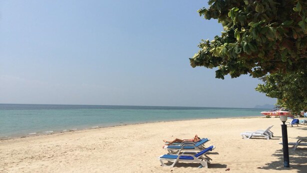 A beach with sun loungers and a clear sky. - Rung Arun Resort (Ko Pha-ngan)