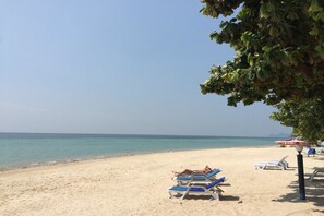 On the beach - Rung Arun Resort (Ko Pha-ngan)