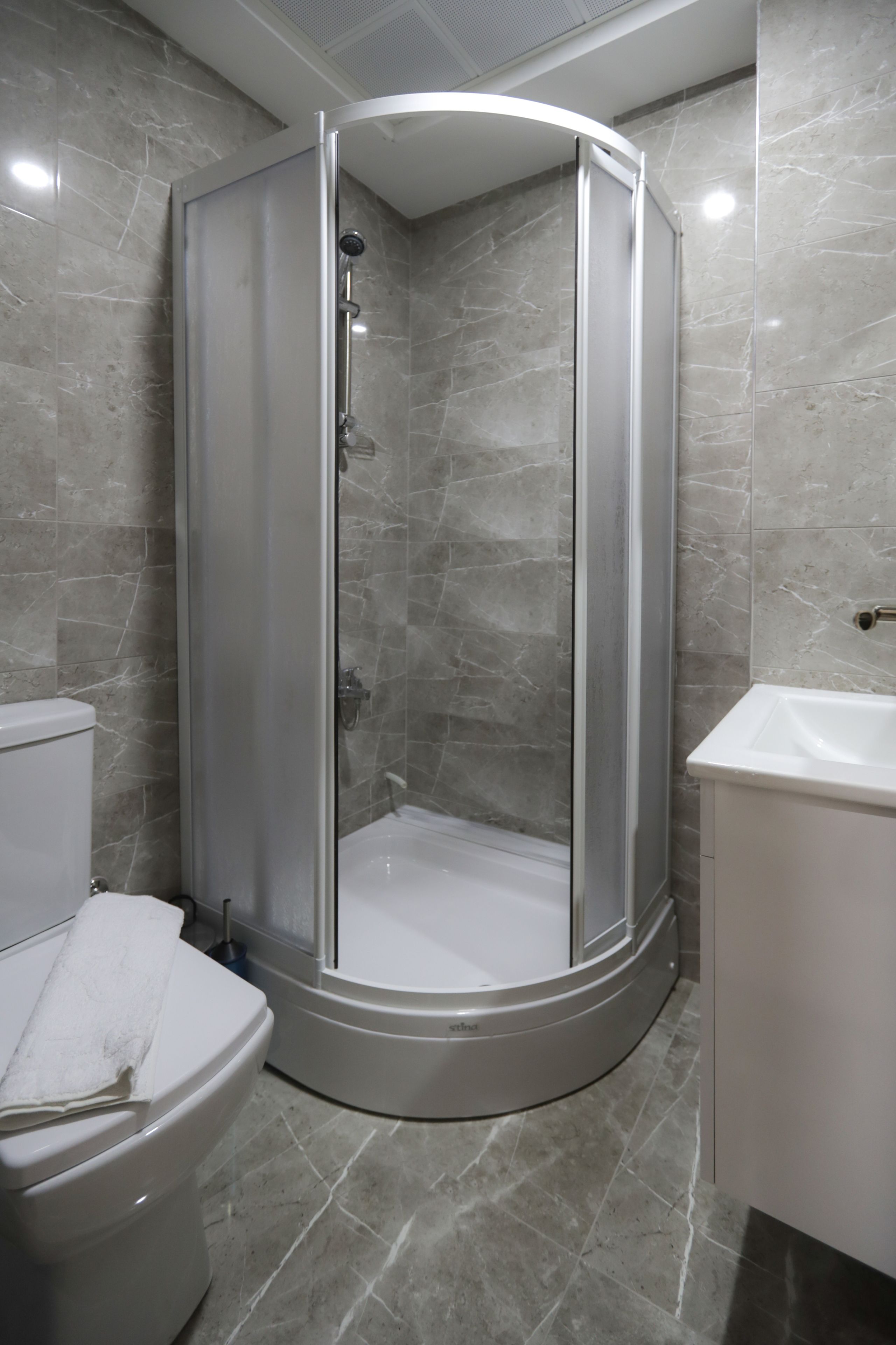 Een douche, gratis toiletartikelen, een haardroger, pantoffels