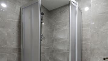Een douche, gratis toiletartikelen, een haardroger, pantoffels