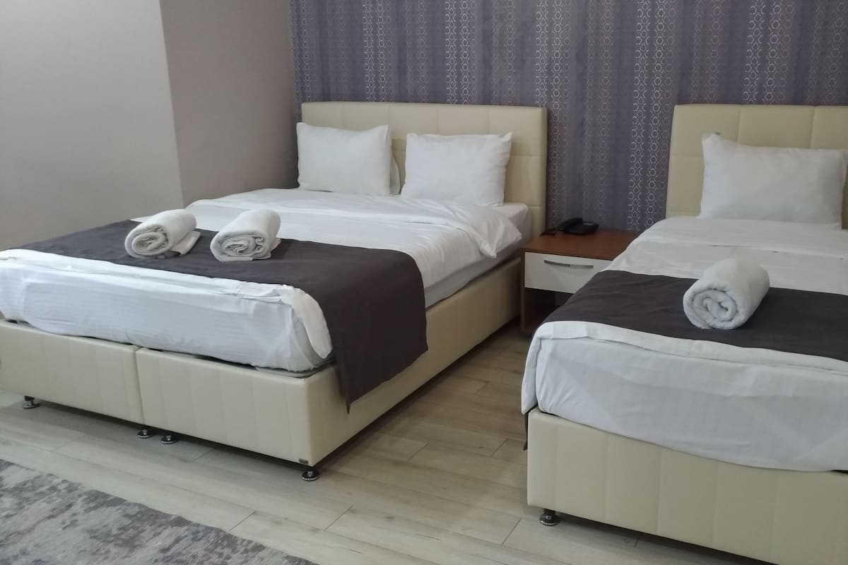 أغطية فراش متميزة وميني بار وخزنة داخل الغرفة ومكتب