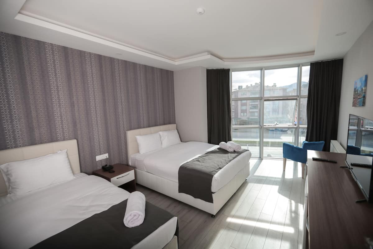 Habitación triple familiar, para fumadores | Ropa de cama de alta calidad y minibar