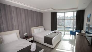 Habitació triple familiar, fumadors | Roba de llit d'alta qualitat, minibar i caixa forta a l'habitació