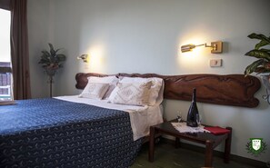 Kamar Quadruple | Meja kerja dan Internet kabel gratis