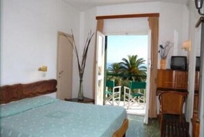 Habitación triple, vista al mar | Escritorio y internet por cable gratis 