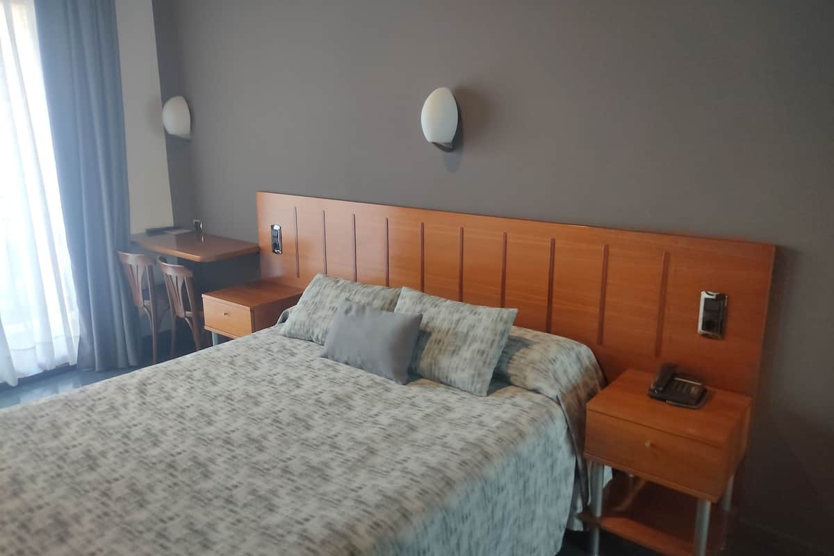 Standard dubbelrum - 1 queensize-säng - utsikt mot innergården | Skrivbord, mörkläggningsgardiner, ljudisolering och gratis wi-fi