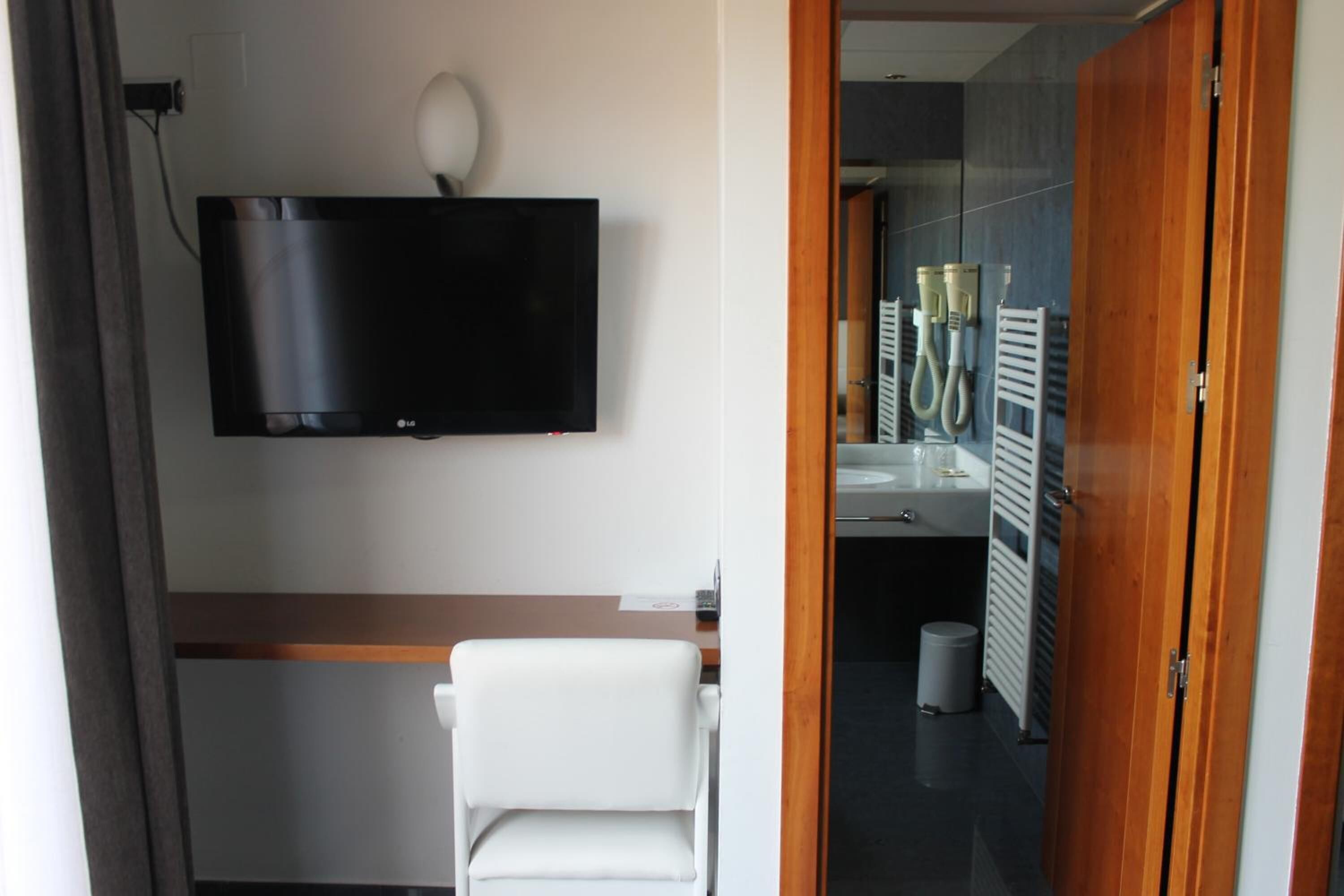 Escriptori, cortines opaques i habitacions insonoritzades 