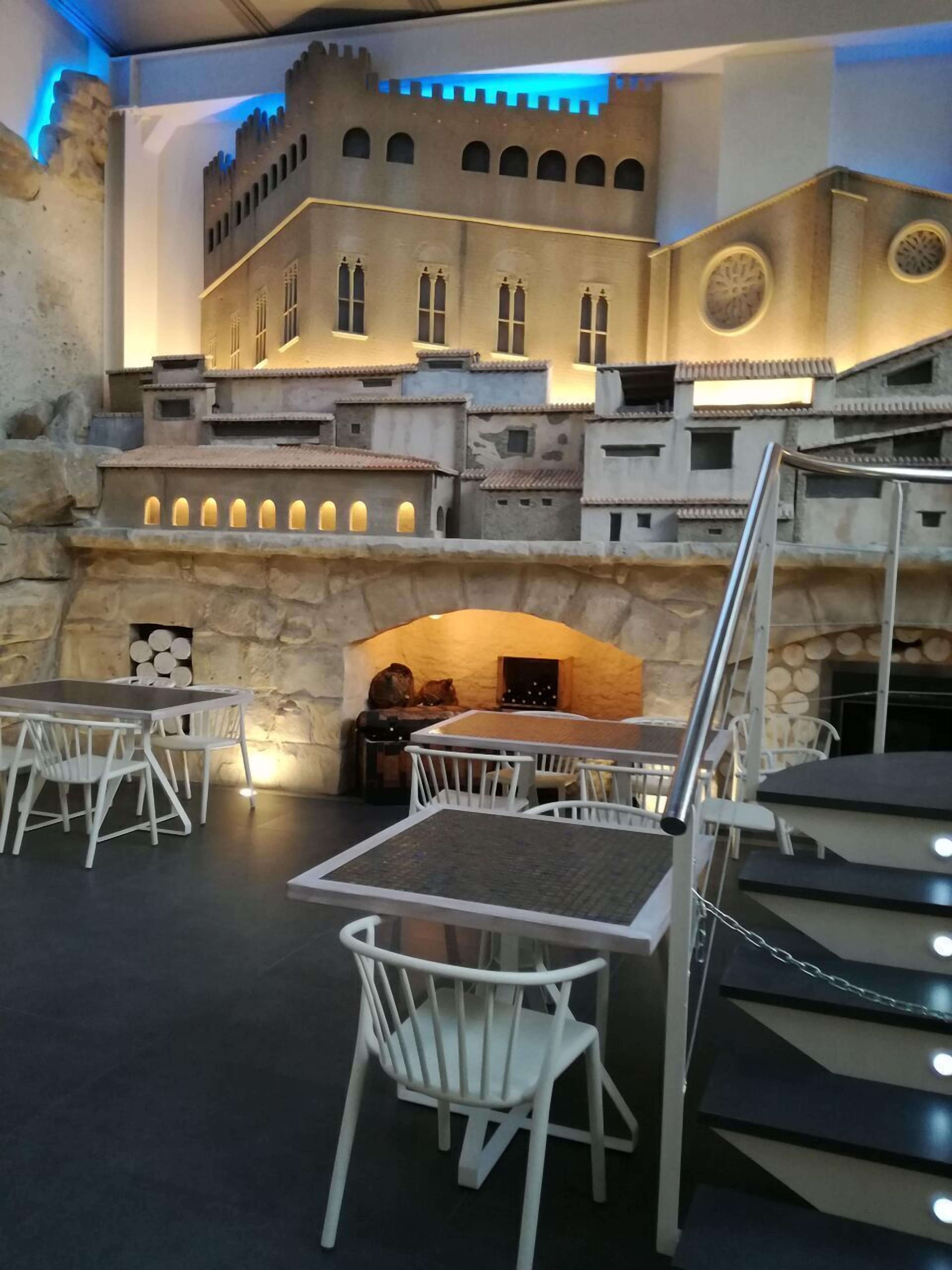 Breakfast, lunch, dinner served; Regional cuisine 