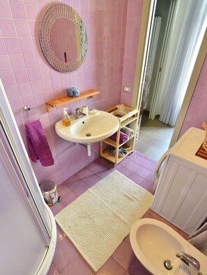 Appartement Confort | Salle de bain | Douche, articles de toilette gratuits, sèche-cheveux, bidet