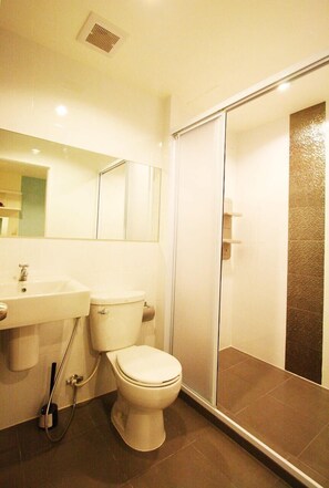 Bathroom - High Floor 1 BR City View Near BTS (Bangkok)