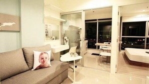 1 bedroom, free WiFi - High Floor 1 BR City View Near BTS (Bangkok)