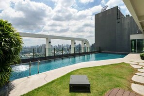 Outdoor pool - High Floor 1 BR City View Near BTS (Bangkok)