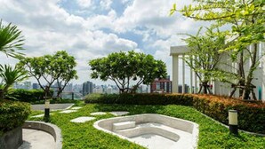 Garden - High Floor 1 BR City View Near BTS (Bangkok)