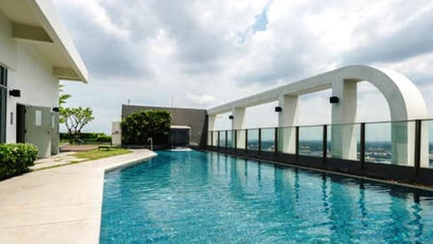 Outdoor pool - High Floor 1 BR City View Near BTS (Bangkok)