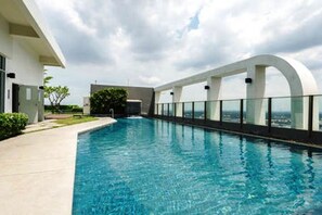 Outdoor pool - High Floor 1 BR City View Near BTS (Bangkok)