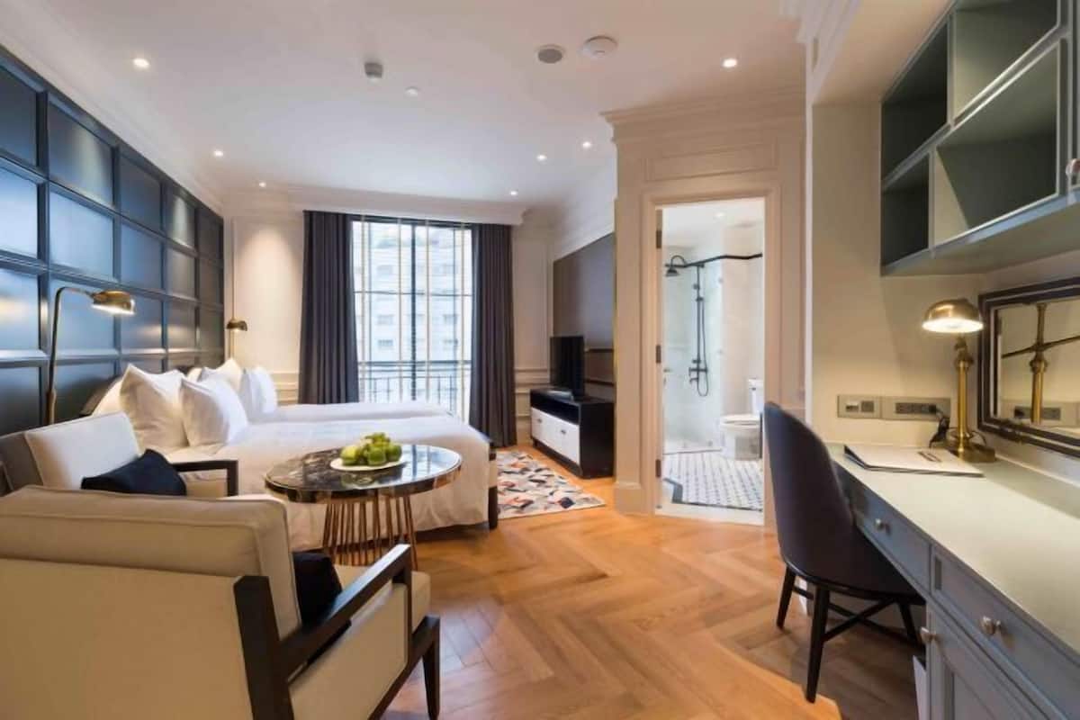 Premium bedding, free minibar, in-room safe, desk