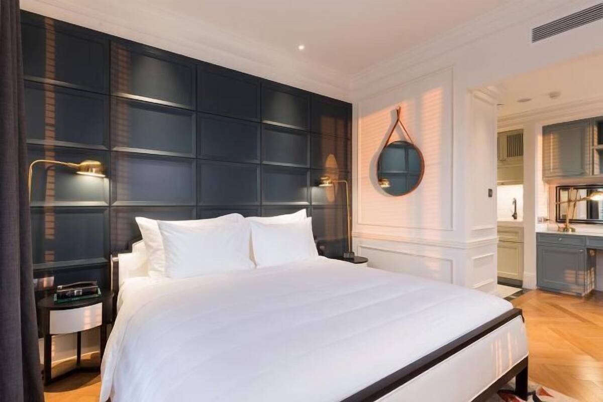 Premium bedding, free minibar, in-room safe, desk