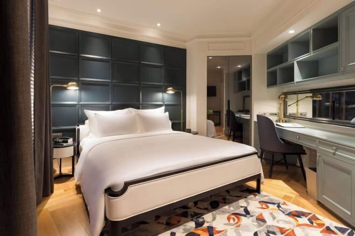 Premium bedding, free minibar, in-room safe, desk