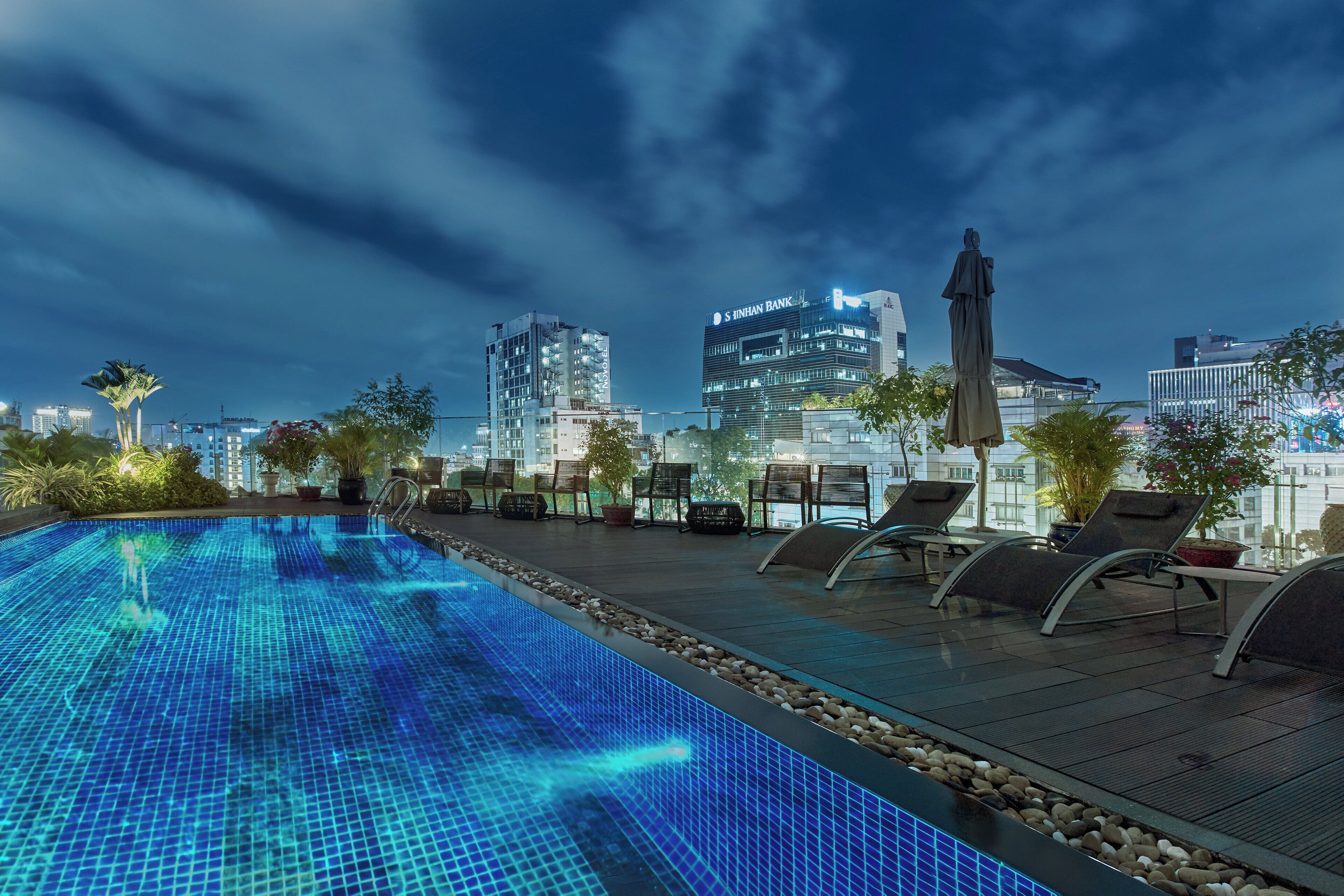 Piscina externa, funciona das 6h às 22h, guarda-sóis, espreguiçadeiras