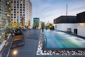 室外游泳池,06:00 至 22:00 开放,池畔遮阳伞,日光浴躺椅