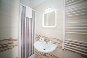Habitación doble Deluxe | Baño | Regadera, batas, bidet, toallas 