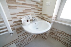 Doccia, accappatoio, bidet, asciugamani