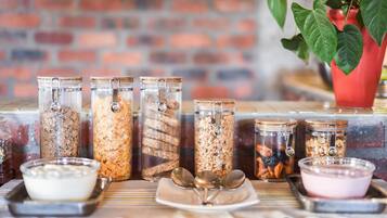 Free daily English breakfast