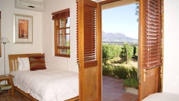 ميني بار وخزنة داخل الغرفة وتجهيزات عازلة للصوت ومكواة/لوح كي