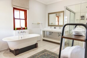 Honeymoon-Suite, 1 Doppelbett, Blick auf den Weinberg | Badezimmer | Kostenlose Toilettenartikel, Haartrockner, Bademäntel, Hausschuhe