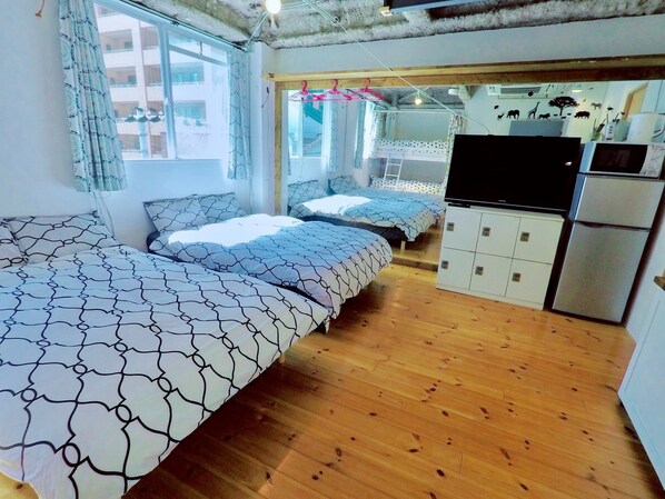 Family Room | In-room safe, desk, free WiFi - Osaka guesthouse RELASTAY (Osaka)