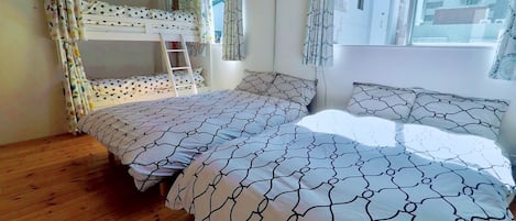 Chambre Familiale | Coffres-forts dans les chambres, bureau, Wi-Fi gratuit