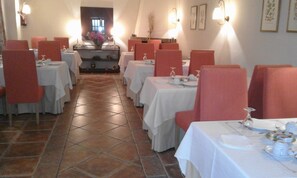 Dinner served - Hostal Rural Cumbres de Castilla (Mandayona)