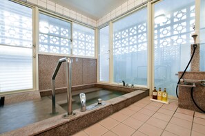 コテージ | バスルーム | 個別の浴槽とシャワー、深めの浴槽、バスアメニティ (無料)、ヘアドライヤー