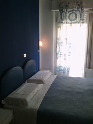 Habitación con 1 cama doble o 2 individuales, balcón | Escritorio, cunas (de pago), wifi gratis y ropa de cama