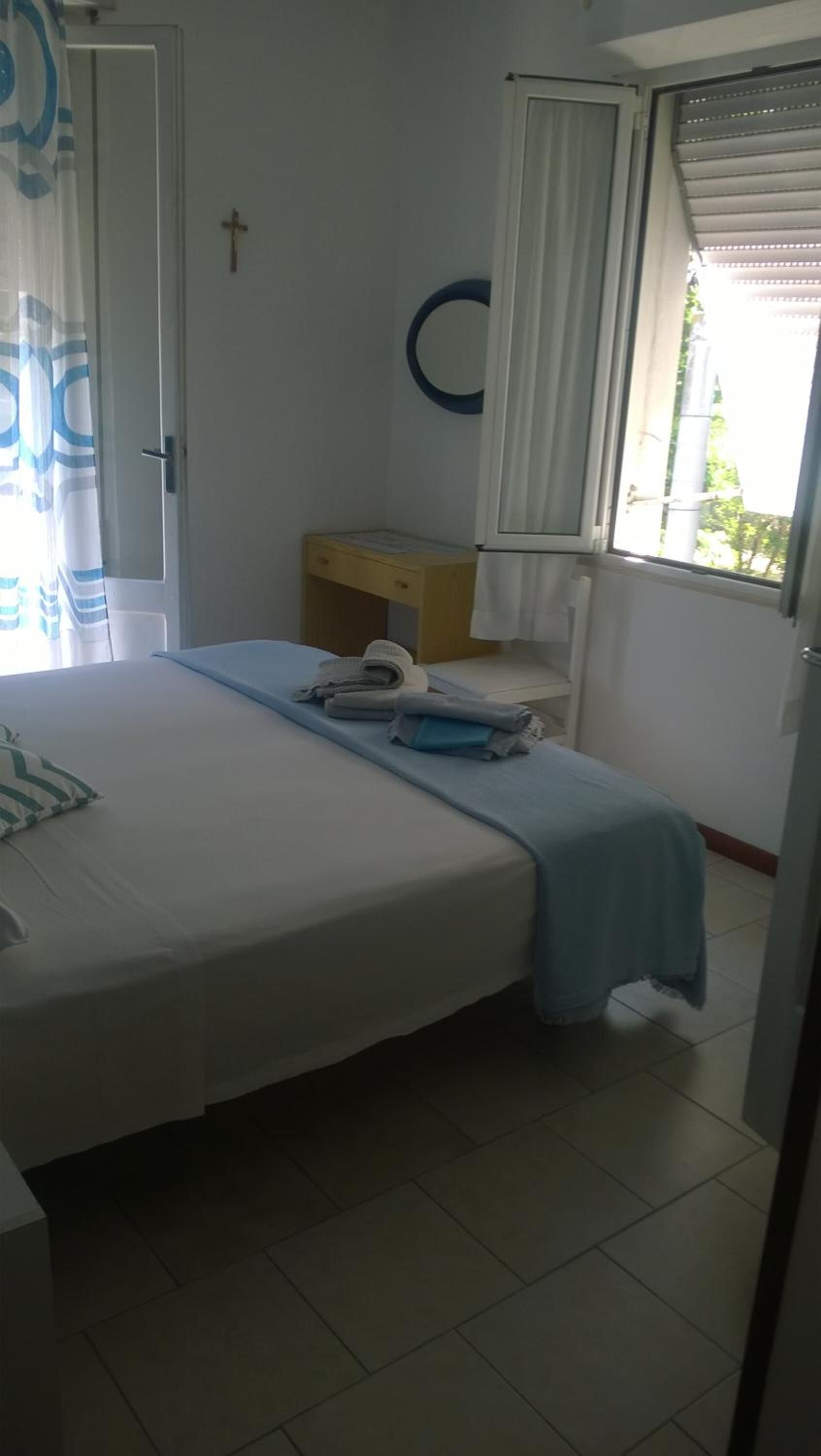 مكتب وأسرّة أطفال/رضّع وواي فاي مجانًا وملاءات أسرّة