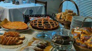 Un buffet de petit-déjeuner proposant un assortiment de viennoiseries, une tarte et une sélection de desserts au chocolat.
