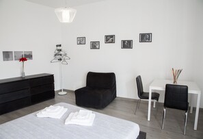 Habitación doble | Cortinas blackout, tabla de planchar con plancha y wifi gratis 