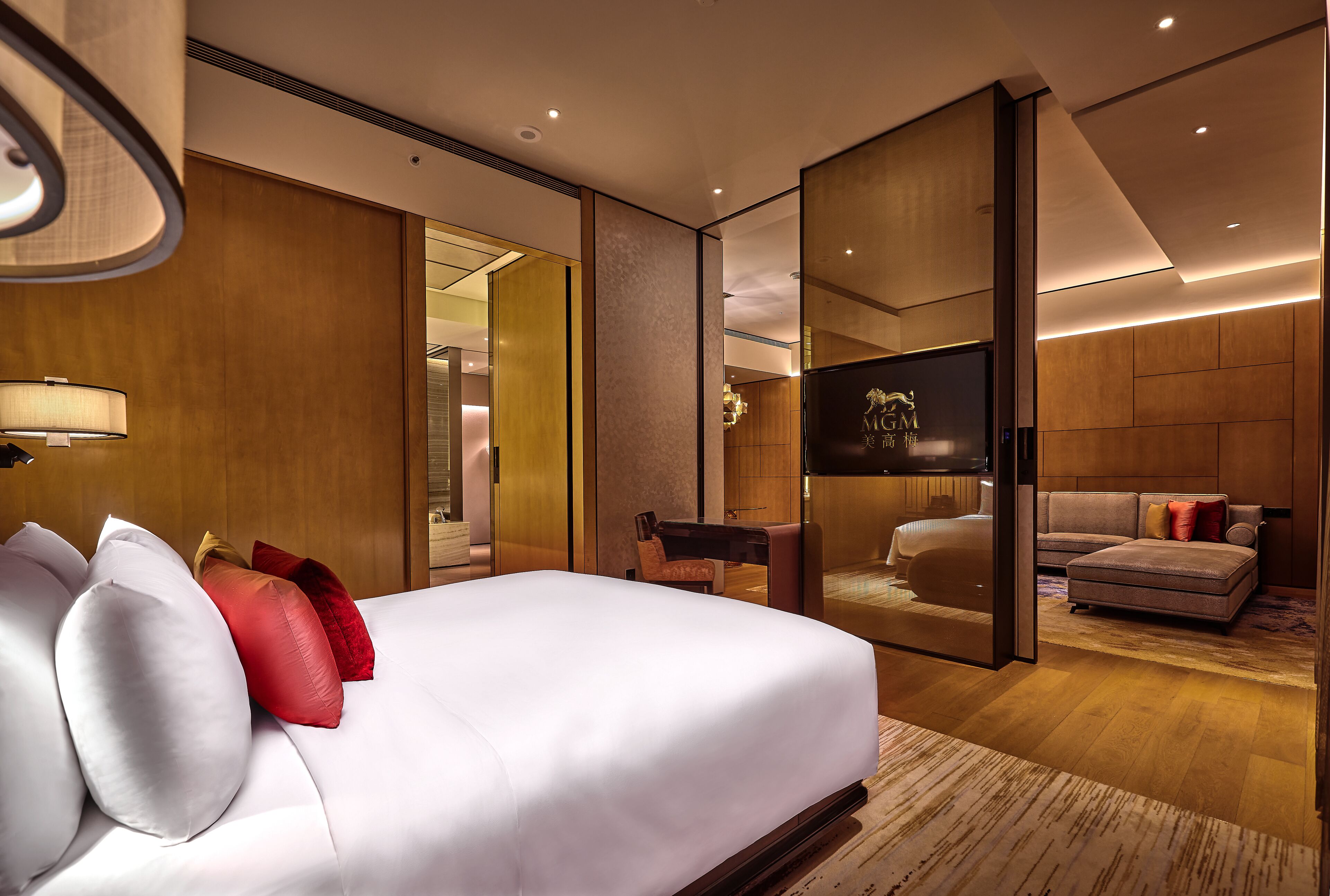 emerald suite | free minibar items, in-room safe, desk, blackout curtains