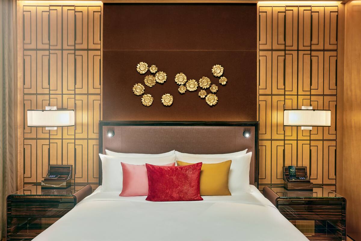 emerald suite | free minibar items, in-room safe, desk, blackout curtains