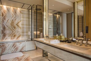 Suite | Bad | Separat badekar og dusj, regndusjhode og designertoalettartikler