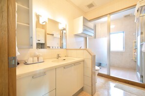Bathtub dan shower terpisah dan perlengkapan mandi gratis