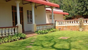 Unclassified image, 4 of 23, button - Dee's BnB (Pretoria)