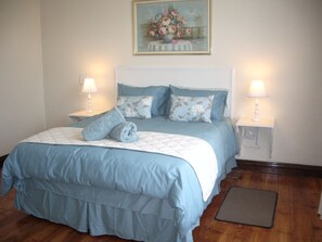 Basic Double Room | 1 bedroom, desk, free WiFi - Dee's BnB (Pretoria)